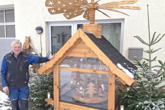Glühwein, Grill und Gemütlichkeit: „Rosenheim“-Gastwirt verlängert in Flöha die Weihnachtszeit - Kfz-Meister Ronald Kröber mit seiner Pyramide, die sich am Sonnabend zum Glühweinfest dreht.