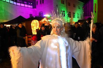 Glühwein hinter Schlossmauern: Diese Weihnachtsmärkte im Raum Rochlitz bieten besonderes Flair - Schneekönigin Madeleine Last zur Schlossweihnacht in Rochlitz im vergangenen Jahr. Sie und viele weitere Akteure wollen wieder die Besucher begrüßen und für weihnachtliches Flair innerhalb historischer Mauern sorgen.