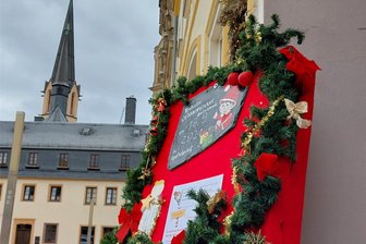 Glühwein im Sommer? Weihnachtsmarkt in Burgstädt öffnet - Vor der Schwanenapotheke am Markt in Burgstädt wird für den frühesten Weihnachtsmarkt geworben: 15./16. September.