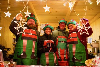 Glühwein, Lichterglanz und Schnitzkunst: Weihnachtsmarkt lockt Besucher nach Niederwürschnitz - Der Verein „Die Kulturelle Notlösung“ hatte einen eigenen Stand: hier Torsten „Kalli“ Lindner, Janis Weinhold, Michael Böhmer und Ines Böhmer (v. l.).