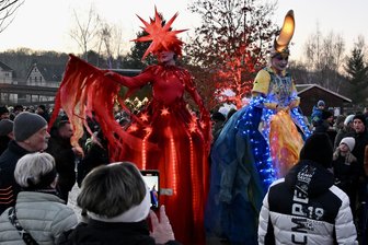 Glühwein, Roster, Gemütlichkeit: Dichtes Gedränge auf Nach-Weihnachtsmarkt im Erzgebirge - Auf dem Wintermarkt in Oelsnitz unterwegs waren die Stelzenläuferinnen Felizitas Reimann (l.) und Ari Krause aus Frankfurt/Main.
