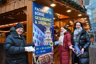 Glühwein und Jobchancen: Chemnitzer Winterdorf wird zur Fachkräftebörse für Gesundheit und Soziales - Die Organisatorinnen der Fachkräftebörse auf dem Weihnachtsmarkt (v.l.): Sylvia Stölzel, Michelle Montag und Silvana Bergk.