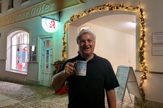 Glühwein und Lebkuchen im Spätsommer: Apotheker aus Burgstädt stellt Tradition auf den Kopf - Apotheker Jürgen Hoffmann lädt bereits im September zum Weihnachtsmarkt ein.
