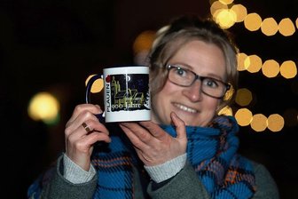 Glühweintasse 2022 widmet sich dem Plauener Stadtjubiläum - Siegerin Jeannette Richter mit einem ersten Muster der Plauener Glühweintasse für 2022.