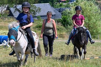 Gnadenhof in Garnsdorf: "Jedes Tier hat ein Recht auf Leben" - Ivonne Sarfert vom Verein Tierfarm in Garnsdorf gibt auch Reittraining, hier Coco Mulholland (links) auf Jony und Alia Hummel auf Effi. 