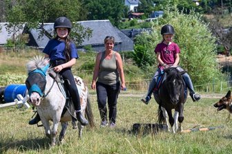 Gnadenhof in Garnsdorf: "Jedes Tier hat ein Recht auf Leben" - Ivonne Sarfert vom Verein Tierfarm in Garnsdorf (Mitte) gibt auch Reittraining, hier Coco Mulholland (links) auf Jony und Alia Hummel auf Effi. 