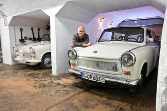 Go Trabi, go: Das DDR-Kultauto erobert Sachsens Straßen zurück - Ostalgie in Weiß auf Rädern: Oliver Presch von der "Trabant Vermietung Chemnitz" neben einem seiner 601er. 
