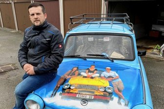 Go Trabi go: Der letzte Schorsch hat bald wieder seinen Auftritt - Stev Kuhn und der letzte Schorsch - mit Autogramm von Wolfgang Stumph auf der Motorhaube.