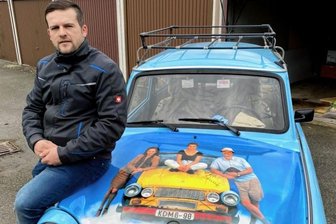 Go Trabi go: Der letzte Schorsch hat bald wieder seinen Auftritt - Stev Kuhn und der letzte Schorsch - mit Autogramm von Wolfgang Stumph auf der Motorhaube. 