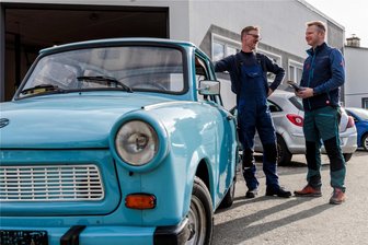 Go Trabi go: Dieser himmelblaue Schorsch aus dem Erzgebirge weckt Erinnerungen - Haben diesen himmelblauen Trabant 601 vor 20 Jahren gemeinsam mit Freunden aufwendig von Grund auf restauriert: Frank Retzlaff (links) und Matthias Feist.