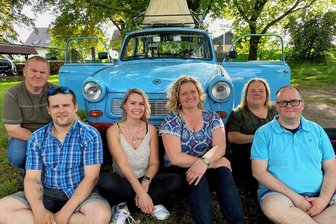 "Go Trabi Go"-Tochter Claudia Schmutzler kommt zu Trabi Star-Party ins Vogtland - Der letzte Schorsch aus "Go Trabi Go" und einige der Protagonisten der September-Trabiparty. Von links: Hans-Jürgen Wilke, Schorsch-Besitzer Stev Kuhn, Christina Mothes, Katrin Reichel, Anja Wilke und Torsten Reichel - designierter Vorsitzender eines neuen Lengenfelder Vereins. 