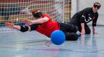 Goalball: Chemnitzer gewinnen Ligapokal souverän - Oliver Hörauf wehrt im Training einen Ball ab, im Hintergrund sein Chemnitzer Mannschaftsgefährte Lars Geithner.