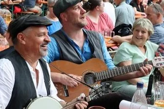 Gockescher Hahn ziert neuen Kulturbahnhof - Das Dresdener Duo "Unfolkommen" sorgte auch neben der Bühne für Stimmung.