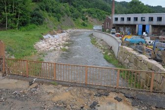 Göltzsch-Nadelöhr soll beseitigt werden - Die Stau-Brücke am Karl-Marx-Ring. Dort fängt sich die Göltzsch bei Hochwasser wie in einem Trichter und staut zurück. Die Brücke soll weg, das Flussbett verbreitert werden. Doch wann? Mylau drängt auf bald.