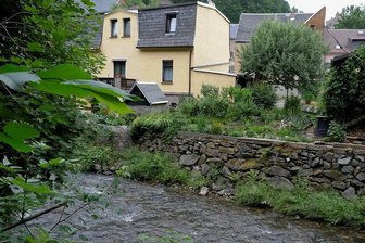 Göltzsch soll in Mylau mehr Platz in ihrem Bett erhalten - Marode Ufermauern an der Göltzsch parallel zu Mühlgasse und Mühlgraben in Mylau. Ein Teil davon soll Platz machen für eine Profilaufweitung des Flusses. Wo und wie weiß mancher Anwohner bis heute nicht. 