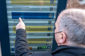 Göltzschtal-Städte im Clinch mit Vertragsfirma für Infostelen: „Warum sollen wir denen Geld bezahlen?“ - 2020 funktionierte die Infostele. Ellefelds Bürgermeister Jörg Kerber probierte sie aus.