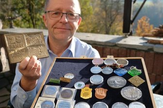 Göltzschtalbrücke dient als Motiv für viele Medaillen und Plaketten - Andreas Keßler, Schatzmeister des Numismatischen Vereins Reichenbach, präsentiert einen besonderen Schatz: Medaillen, Plaketten und Anstecker, auf denen sich die weltberühmte Göltzschtalbrücke findet. 