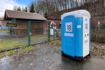 Göltzschtalbrücke: Dixi-Toiletten sind für OB Ruß keine Lösung - Außerhalb der Öffnungszeiten des Imbisses steht am Parkplatz 1 an der Göltzschtalbrücke nur ein Dixi-Klo parat.