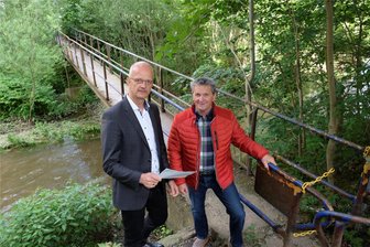 Göltzschtalbrücke: Spendenziel deutlich überboten - Bürgermeister Mike Purfürst und Georg Erdmann an der alten Behelfsbrücke über die Göltzsch.