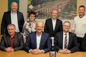 Göltzschtalbrücke: Sternquell tritt neuem Förderverein bei - Der Vorstand des neuen Fördervereins Göltzschtalbrücke. Vorn von links die Bürgermeister Axel Markert (Schriftführer), Mike Purfürst (Vorsitzender), Raphael Kürzinger (Stellvertretender Vorsitzender) und Alexander Schulze (Schatzmeister) sowie hinten von links die Beisitzer Lars Lange, Christa Trommer, Jan Gerbeth, Ralf Schaller und Jens Göbel.