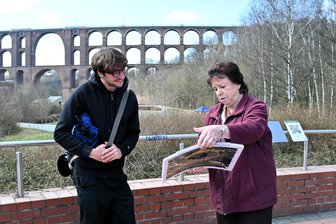 Göltzschtalbrücke: „Tourismushelden“ sprühen 2025 vor Energie - Christa Trommer macht Besucher mit den Geheimnissen des achten Weltwunders vertraut.