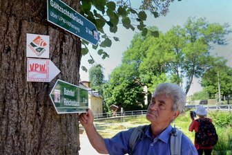 Göltzschtalbrücke: Wanderweg zum Weltwunder neu ausgeschildert - Wegemeister Ullrich Sörgel brachte die neuen Wegweiser zwischen Bahnhof Reichenbach und Göltzschtalbrücke - hier im Dorfzentrum von Obermylau - an.