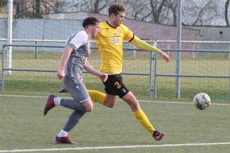 Göltzschtalderby in Cheb: VfB Auerbach hat es gegen Reichenbacher FC gar nicht so leicht - Brachte den VfB in Führung: Lucas Seidel (rechts), hier im Testspiel in Cheb, gegen Reichenbachs Yannick Diegel.