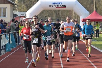 Göltzschtalmarathon: 56. Auflage lockt 706 Starter nach Lengenfeld - Der Start über die Marathon-Distanz beim Göltzschtal-Marathon in Lengenfeld.