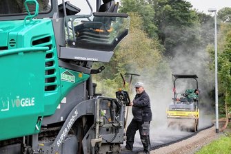 Göltzschtalradweg wächst zwischen Auerbach und Ellefeld um 318 Meter - Zwischen Auerbach und Ellefeld ist am Dienstag ein Teilstück des Göltzschtalradweges asphaltiert worden.