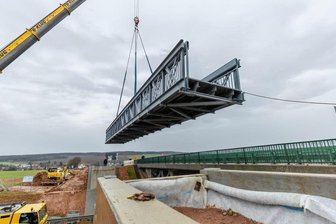 Göltzschtalumgehung bei Auerbach: Neue Brücke für Rad- und Fußweg montiert - Die neue Fuß- und Radwegbrücke über die Göltzschtalumgehung, parallel zur vorhandenen Straßenüberführung, ist am Donnerstag montiert worden. Die Brücke hat eine Spannweite von 25 Metern und ist 3,20 Meter breit.