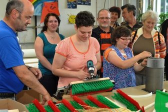 Göltzschtalwerkstätten bieten Beschäftigung für 410 Menschen mit Behinderung - Beim Tag der offenen Tür in den Göltzschtalwerkstätten konnten am Freitag Besucher den Beschäftigten über die Schulter schauen. 