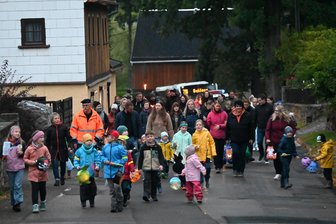 Görbersdorfer ziehen mit Lampions und Knüppelkuchen in den Herbst - Zum 30. Mal läuft in Görbersdorf der Lampionumzug der Freiwilligen Feuerwehr.