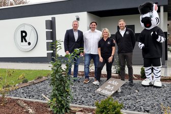 Göritzhain: Kreative Baukunst macht Vereinsheim zum Hingucker - Ronny Hofmann (v. l.), Jackie und Katja Eckardt, Benjamin Zschage und Maskottchen Gerzi vor dem Vereinsheim.