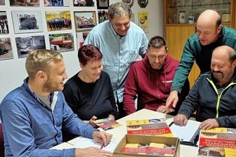 Göritzhainer Vereine wollen gemeinsam feiern - Benjamin Zschage, Tina Spannaus, Michael Nitschke, Jackie Eckhardt, Axel Drescher und Andreas Thom bei der Abstimmung der Aufgaben für die Vereinsweihnacht. 