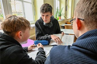 Goethe-Gymnasium Chemnitz: Schüler machen Schüler nach Corona wieder fit - Der Elftklässler Niklas Liesch unterstützt die Achtklässler in Mathe am Dienstag nach der Schule. 