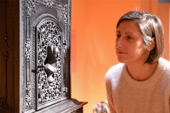 Goethe heizt ein: Was ein Ofen im Archäologiemuseum Chemnitz mit dem Dichter zu tun hat - Kuratorin Christina Michel erklärt die Funktionen des gusseisernen Aufsatzofens in der Sonderausstellung des Smac.
