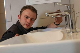 Goethehalle Treuen: Endspurt für Arbeiten am neuen Bürgerhaus und Sportkomplex eingeläutet - Lucas Piering legt im Sanitärbereich der Goethehalle letzte Hand an.