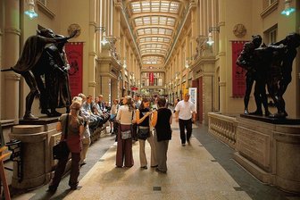 Goethes Erben: Reiseverlag adelt Leipzig - Die Mädler-Passage mit dem Eingang zum Restaurant "Auerbachs Keller" steht für die klassischen Reiseziele in Leipzig. Die Stadt punktet aber auch mit ihrer vielfältigen Kulturszene. 