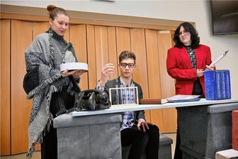 Chemnitz Goethe Gymnasium Vorbereitung und Probe für die Aufführung zur Schultheaterwoche in Chemnitz. Faust. Foto links Marie Uhlmann, Matthias Tunger als Faust rechts Olivia Gongzinski bei einer Probe mit Deko.