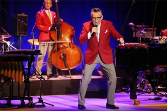 Götz Alsmann: Der König des deutschen Jazzschlagers begeistert in Zwickau - Götz Alsmann und seine Band treten in klassisch-zeitlosen roten Jacketts, grauen Hosen, weißen Hemden und selbstverständlich mit Krawatte auf. Der Meister selbst komplettiert sein gediegenes Outfit mit Einstecktuch und Manschettenknöpfen.