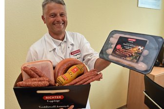 Gold für die Richter-Wurst aus Oederan - folgen die Fußballer mit dem Sieg zur Heim-EM? - Betriebsleiter Heiko Beyer zeigt eine Fußball-Bratwurst. Sie zählt zu den Erzeugnissen, für die das Unternehmen Richter aus Oederan ausgezeichnet wurde.