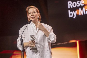 Gold für „Gelbe Briefe“, Silberner Bär für Sandra Hüller: Das waren die wichtigsten Filme der Berlinale - Sandra Hüller mit ihrem „Silbernen Bären“ für die beste schauspielerische Leistung in einer Hauptrolle im Film „Rose“.