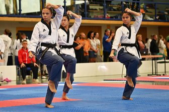 Gold für Mittelsächsin: Junges Trio mit glänzendem EM-Auftritt - Geschafft: Jessica Storm (l.) und ihre Teamkolleginnen Vivi Do M.) sowie Jasmin Flotow (hier bei den diesjährigen Sachsenmeisterschaften in Rochlitz) haben sich bei der EM im Formenlauf in Innsbruck den Titel in der Altersklasse U 17 gesichert. Insgesamt waren 17 Teams aus 13 Nationen am Start.