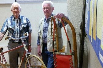 Gold im Sechser-Kunstradfahren: Zwei Weltmeister werden mit Ausstellung geehrt - Lothar Schönherr (links) und Johannes Lorenz im Museum.