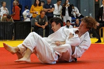 Gold in letzter Sekunde verloren - Da war es vorbei mit der Hoffnung auf Gold: Richard Flechsig vom ASV Oelsnitz (links) wird von seinem Gegner in der letzten Sekunde des Kampfes bezwungen. 