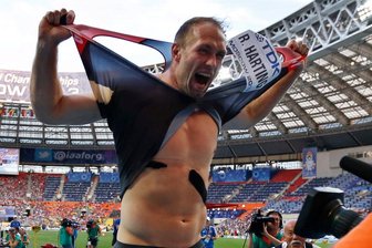 Gold in Moskau: Harting bleibt "King im Ring" - Zeriss euphorisch sein Trikot: Robert Harting jubelt über Gold.