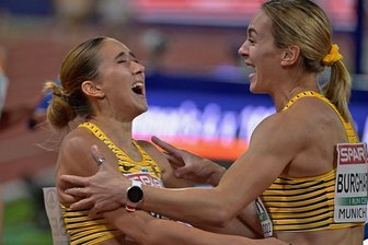 Gold mit der 4-x-100-Meter-Staffel für Rebekka Haase: Gänsehautmomente und Wow-Effekte - Schlussläuferin Rebekka Haase (l.) und Alexandra Burghardt voller Glücksgefühle. 