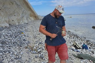 Gold! Mittweidaer wird an der Ostsee fündig - Immer wieder hat der Mittweidaer Carlo Bast am Strand schon Funde gemacht. Jetzt war es Goldschmuck.