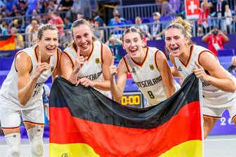 Gold-Sensation vor den Augen von Superstar Dirk Nowitzki: Deutsche 3x3-Basketballerinnen sind Olympiasieger - Gold für Deutschland: die 3x3-Basketballerinnen Sonja Greinacher, Svenja Brunckhorst, Elisa Mevius und Marie Reichert (von links).