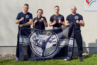 Gold und Bronze für Treuener Kickboxer bei internationalem Wettkampf - Vereinschef des Kickboxverein Treuen, Danilo Rynduch (links), neben Amelia Lewandowska, Ty Trautloft und Sportkoordinator Max Opitz.